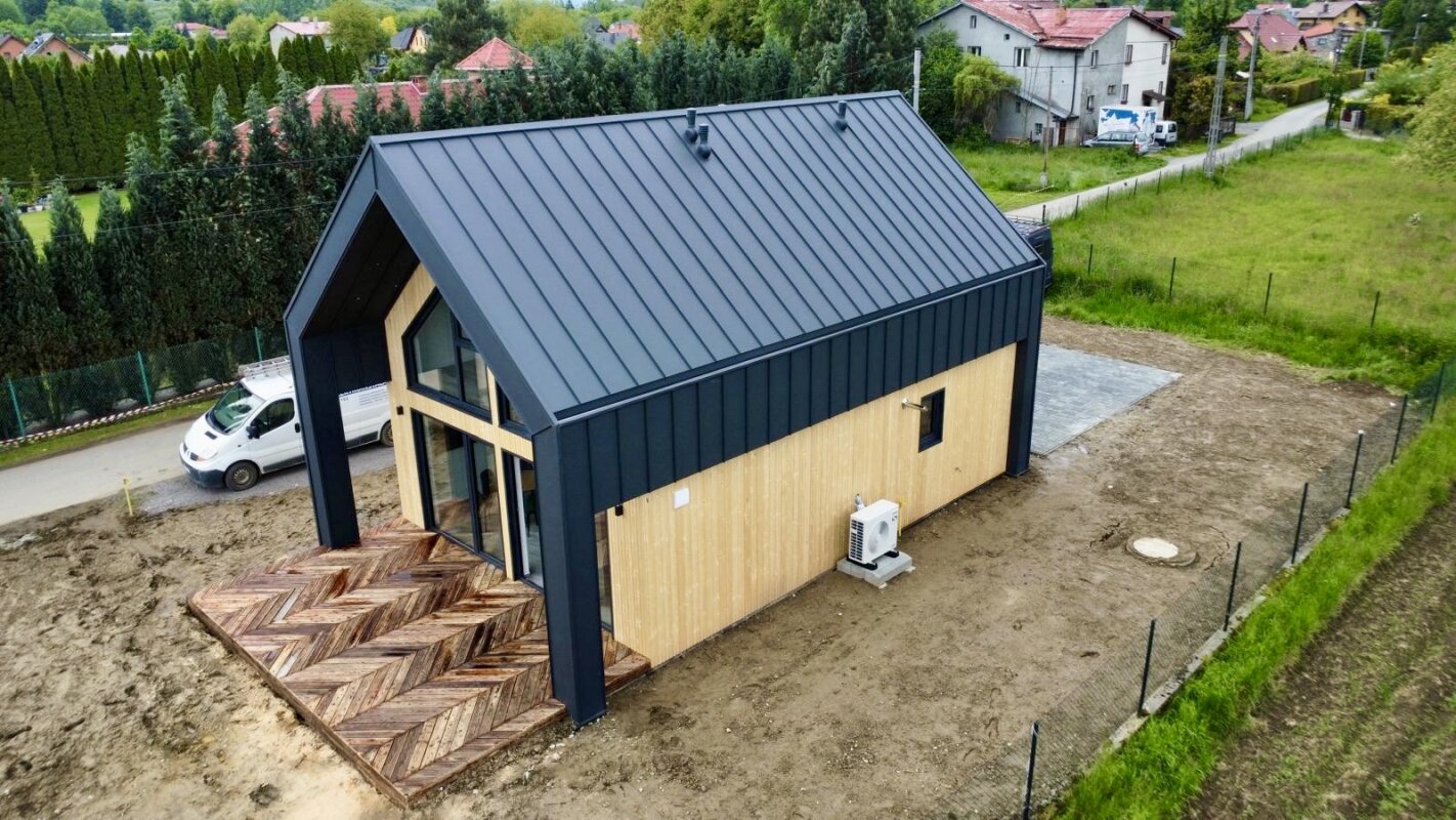 Widok z lotu ptaka: Ekodom110, czarny dach, taras w jodełkę.