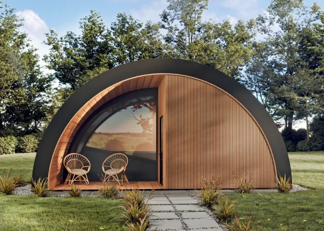 Sauna Wellness Arc: przeszklone okno, fotele, ogród.