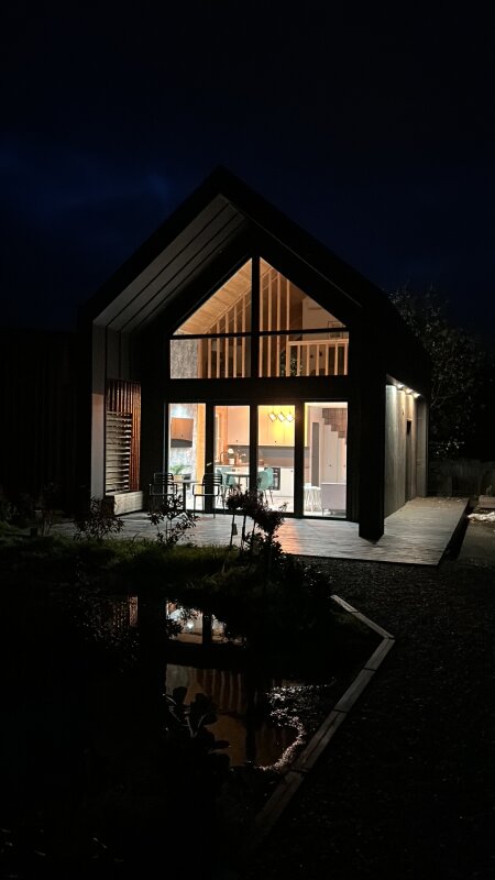 Vordereingang Ekodom50: Ausbau, helle Fassade.