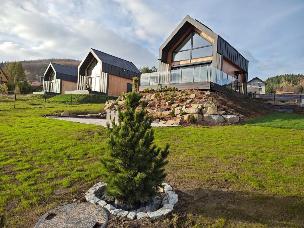 Skeletthaus und Beskidenlandschaft, Eingang, Terrasse, Holz-/Blechfassade.
