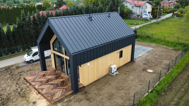 Dom modułowy Ekodom 110: szkielet, taras w jodełkę, deska/blacha.