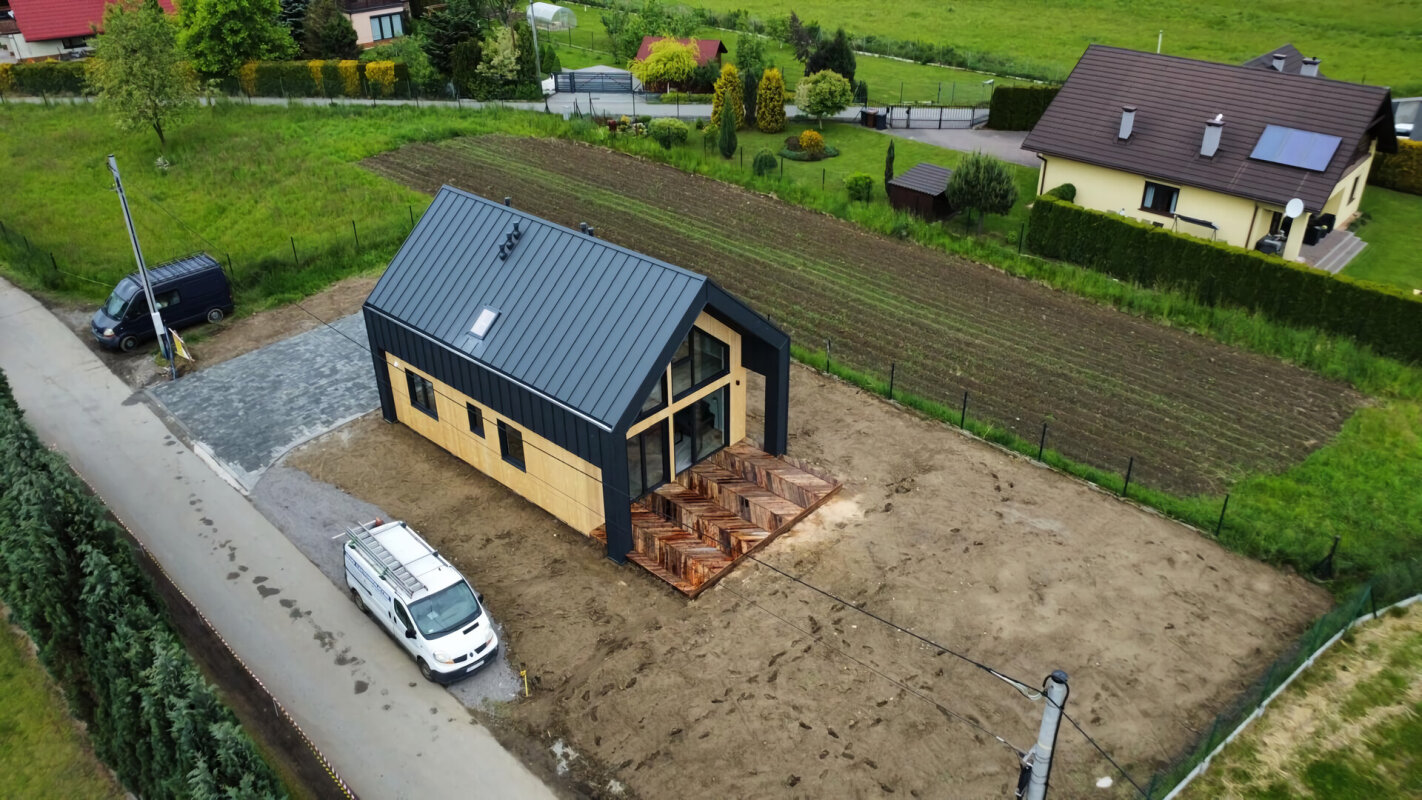 Maison modulaire clé en main Ekodom 110, grand vitrage, vue sur la région, construction.