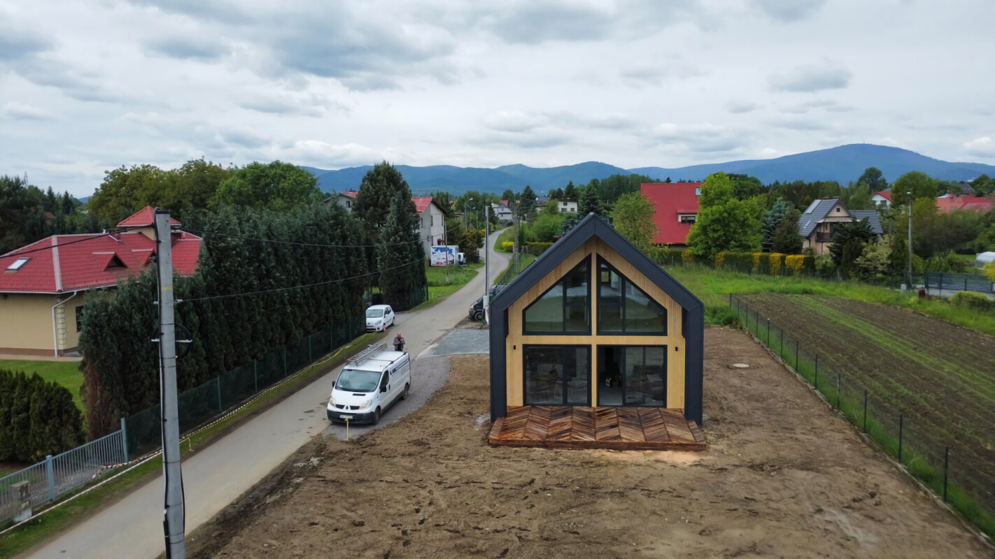Maison modulaire Ekodom 110, vue montagne, façade vitrée, bâtiment individuel.