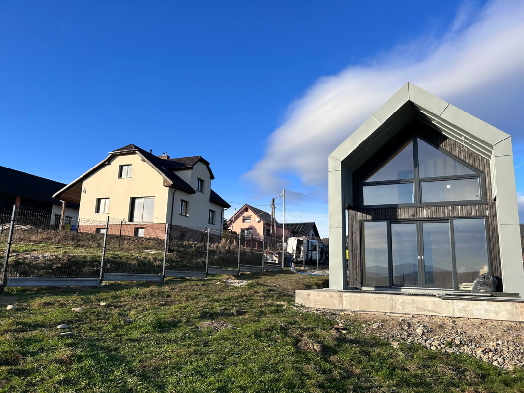 Maison u00e0 ossature bois moderne Ekodom 50 u0141u0119kawica, tu00f4le cendru00e9e/bois noir, Beskides.