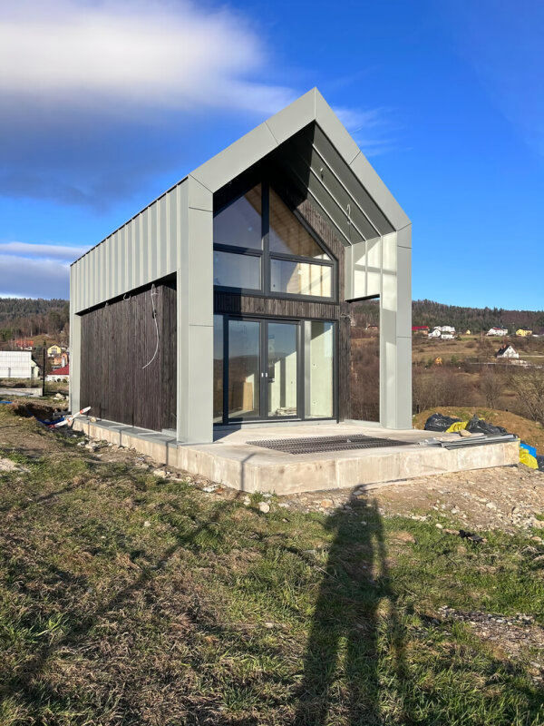 Ekodom 50 u00e0 u00e9conomie d'u00e9nergie, ossature bois, grand vitrage, toit u00e0 joint debout.