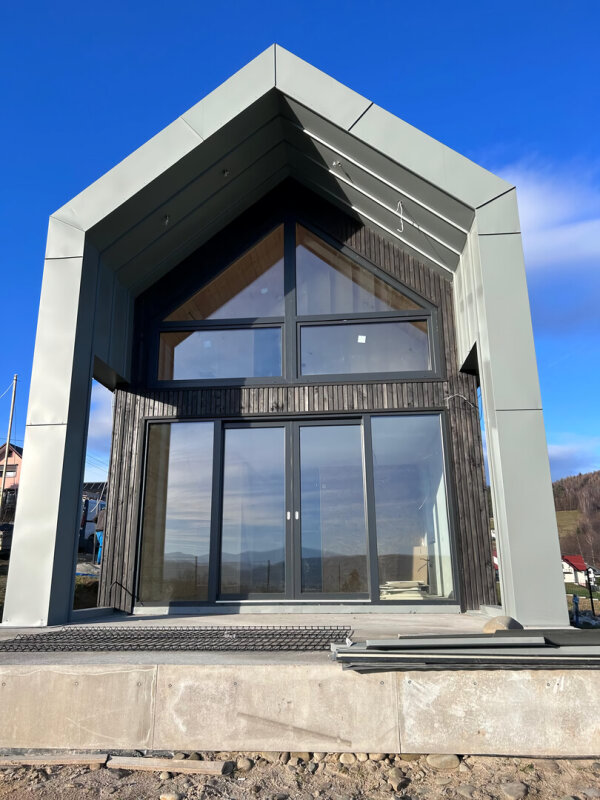 Du00e9tail de fau00e7ade Ekodom 50, bois noir, menuiserie VEKA moderne, joint debout cendru00e9.