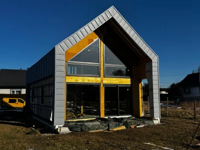 Fasada szczytowa Ekodom 110: duże przeszklenia, słonecznie.