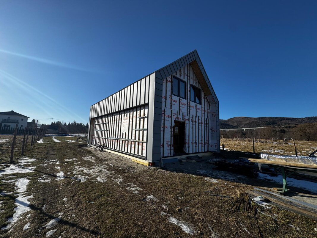 Szkielet zimą: ściana z membraną Tyvek, dach z blachy.