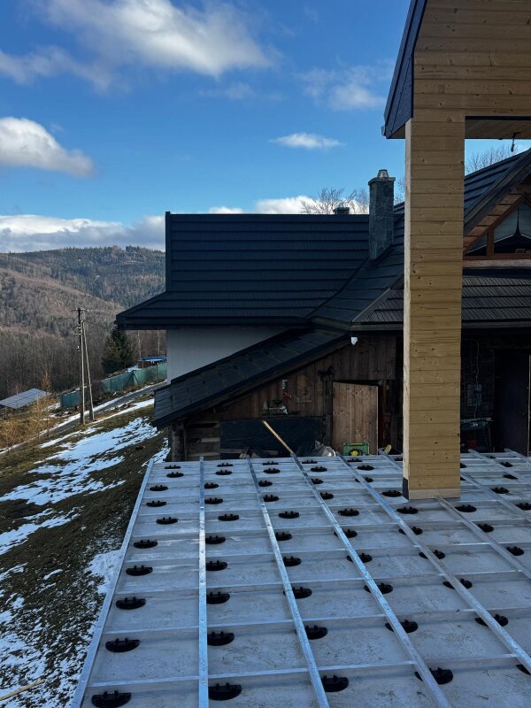 Aluminiowa konstrukcja tarasu na wspornikach.