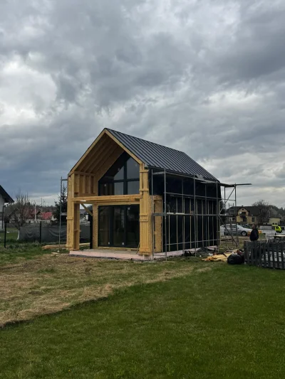 Realizacja domu szkieletowego w Cięcinie z zamontowanym dachem z blachy na rąbek i widocznym szkieletem konstrukcyjnym budynku