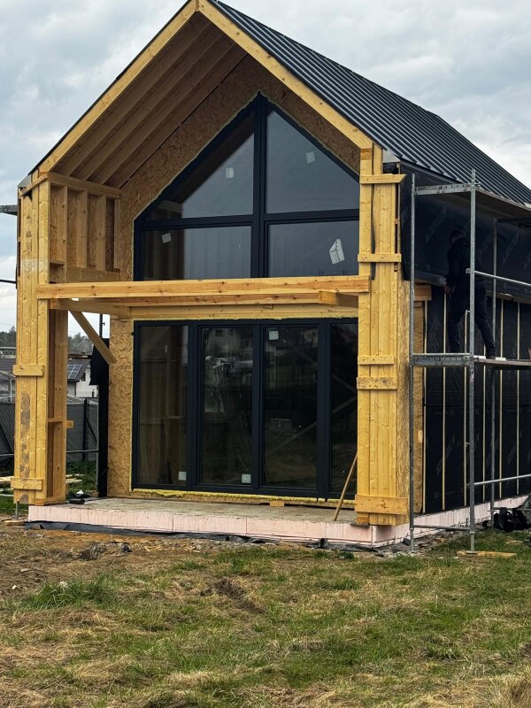 Konstrukcja szkieletowa domu w Cięcinie z widocznym poszyciem z płyt OSB oraz zamontowaną stolarką okienną