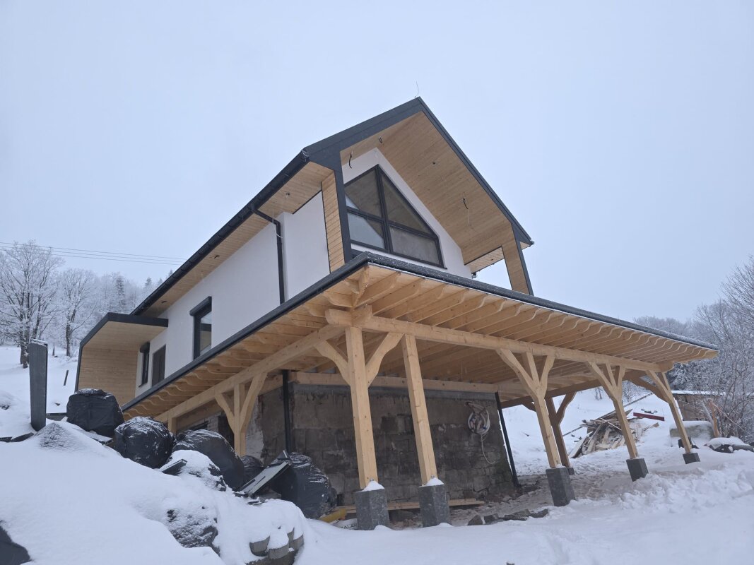 Widok: okno kolankowe, wykończenie szczytu.