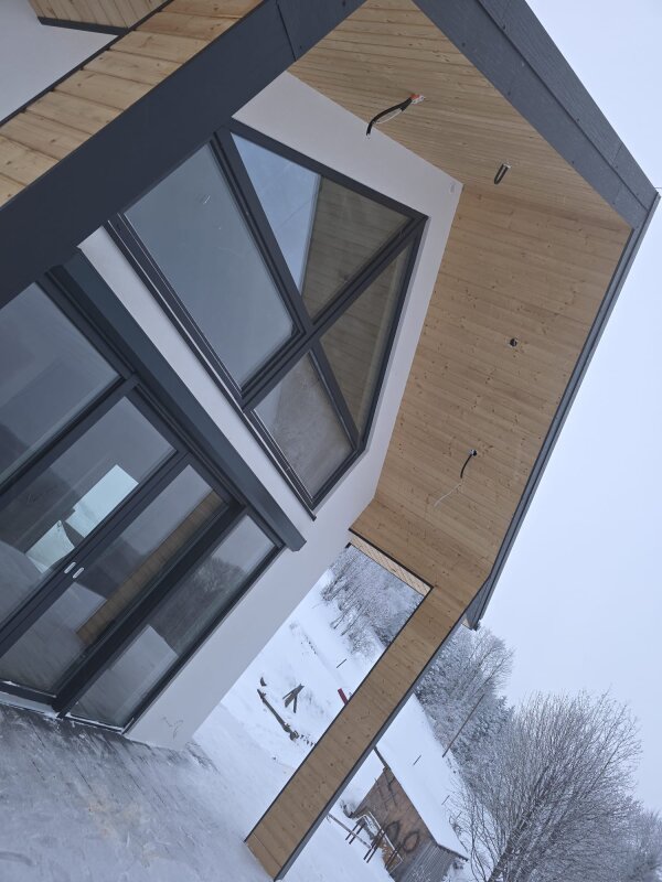 Szczyt dachu: przeszklenia, podbitka, kable.