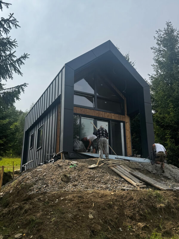 Ekodom 50 modulaire : façade avant, grande vitrage, finition bois.