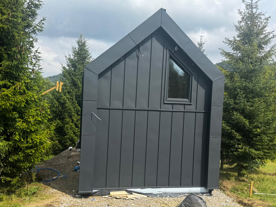 Maison moderne à ossature bois Ekodom 50 ; façade en tôle à joint debout noire, Kamesznica.