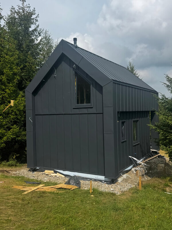 Construction maison à ossature bois à Kamesznica ; vue latérale façade métallique.