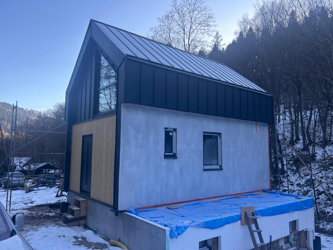 Seitenansicht: Haus auf Fundament, Stehfalzblech.