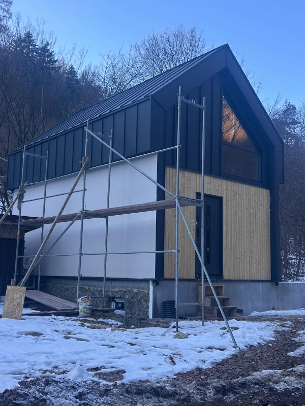 Montage Holzfassade und Putz, Gerüst.