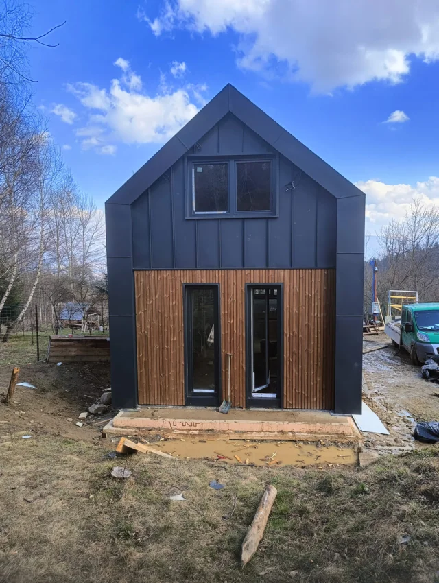 Maison à ossature bois style grange moderne – façade en Pin Thermo