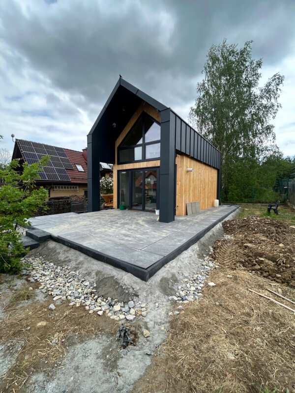 Seitenansicht des Holzrahmenhauses; kontrastierende Fassade; Terrassenbau; Żywiec.