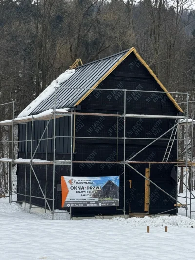 Dom szkieletowy Śląsk: montaż dachu i membrany zimą w Beskidach.
