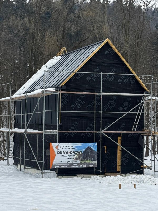 Dom szkieletowy Śląsk: montaż dachu i membrany zimą w Beskidach.