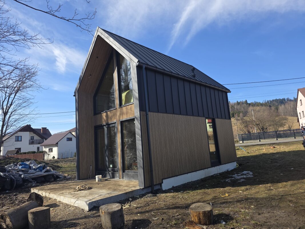 Dom kanadyjski: nowoczesna stodoła, blacha na rąbek i kompozyt.