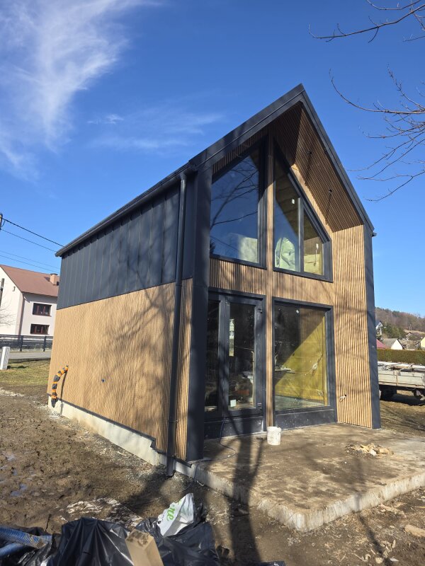 Dom szkieletowy Beskidy: gotowa bryła z tarasem, stan deweloperski.