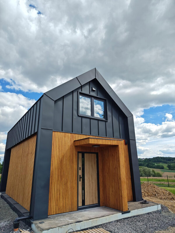 Fasada Ekodom 50 w Wieszczęta, konstrukcja szkieletowa, wejście w drewnianej wnęce.