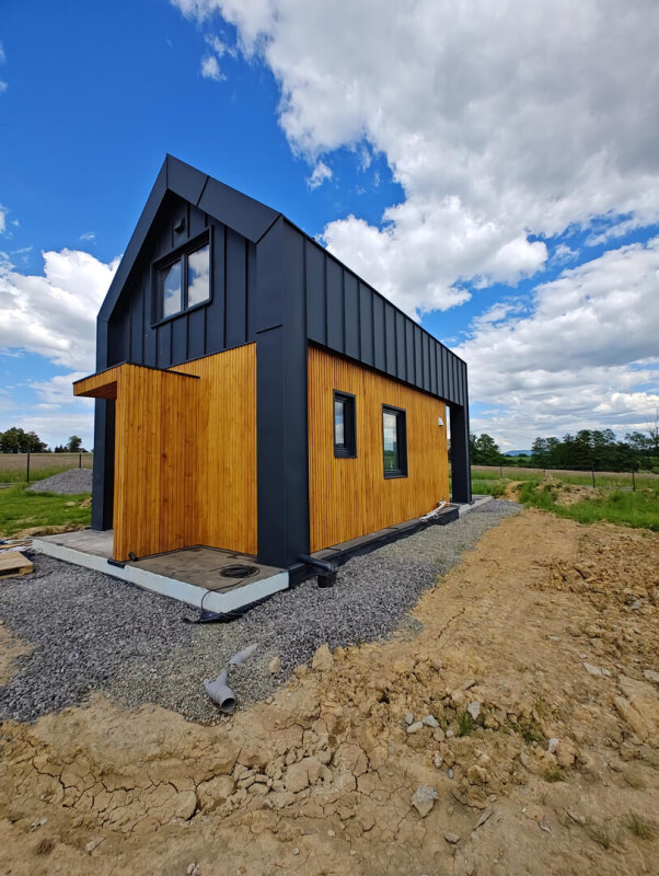 Dom modułowy Ekodom 50 w Wieszczęta, czarna blacha i drewniana deska elewacyjna.