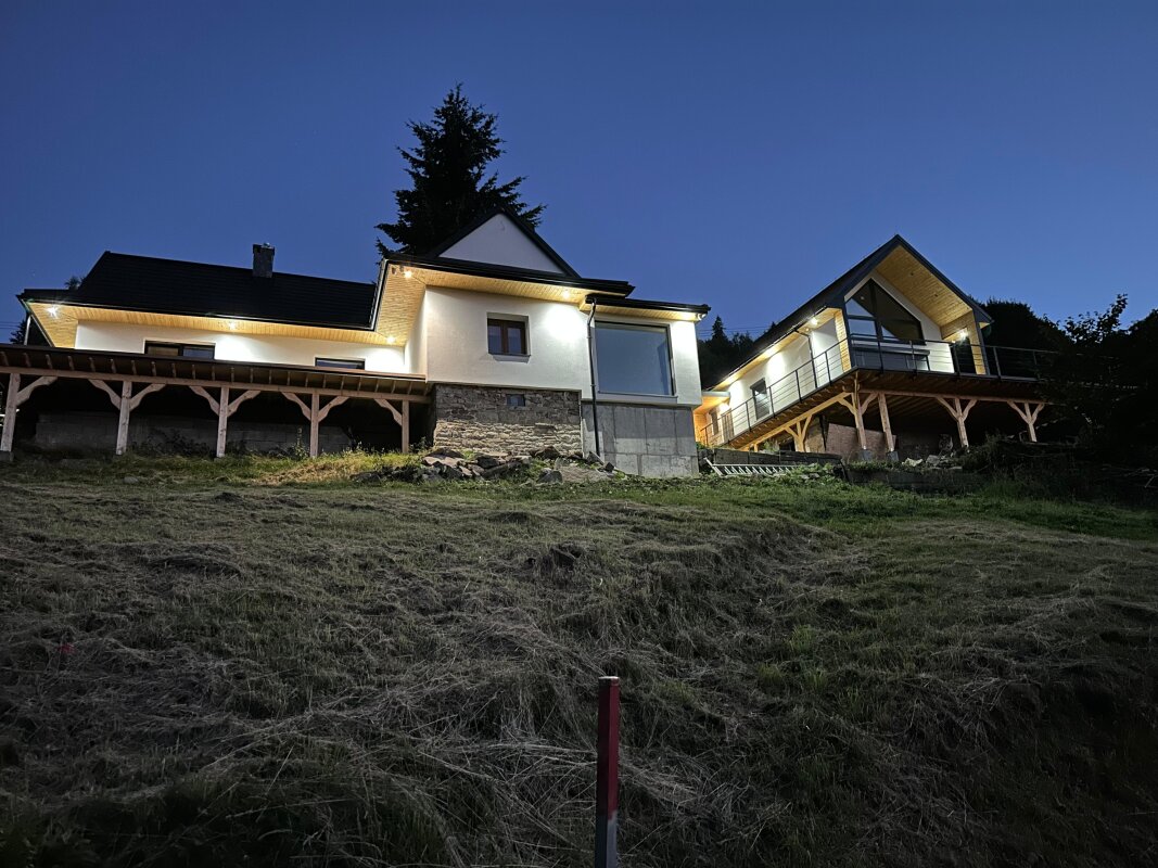 Dom z bala Ciećina – taras i podcień drewniany panorama gór