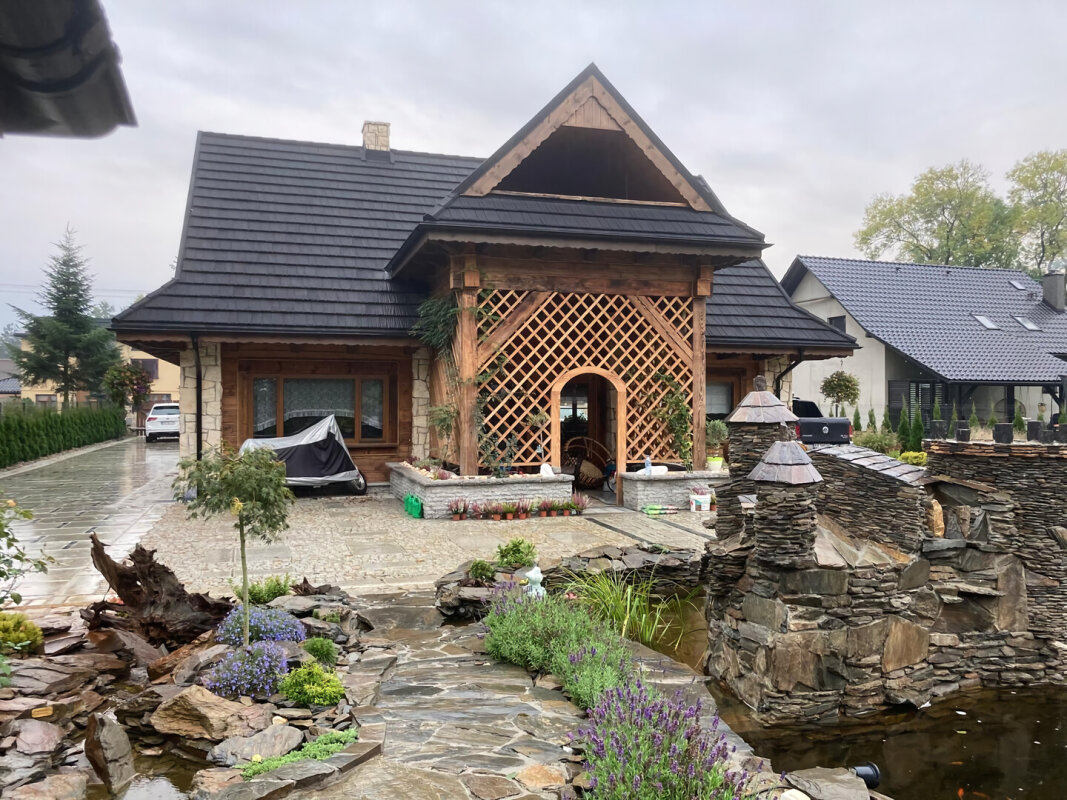 Harmeze larch log house, Highlander style, truss porch and stone