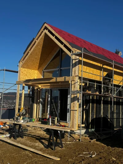 Widok wnętrze: plac budowy, membrana, narzędzia.