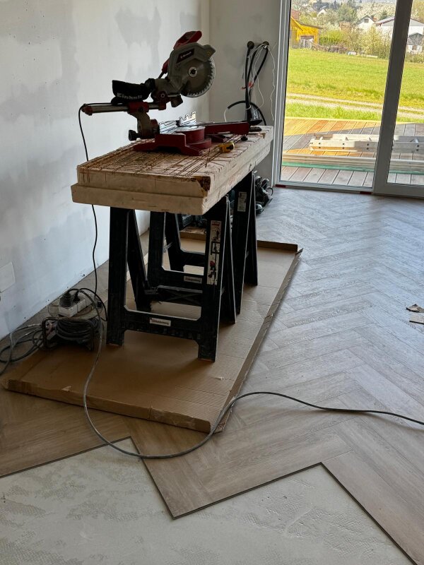 Ukośnica ustawiona na warsztatowym koziołku w salonie nowoczesnego domu szkieletowego w Pietrzykowicach