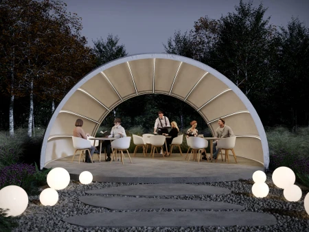 Moderne Seashell Canopy in einem Nachtgarten, von innen beleuchtet, schafft einen gemütlichen Essbereich mit sitzenden Menschen, um den herum leuchtende Gartenkugeln verstreut sind.