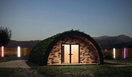 Visualisierung des Tunnel house in der Dämmerung. Halbkreisförmige Konstruktion, bedeckt mit grüner Vegetation, mit einer Vorderwand aus Holzpaneelen in verschiedenen Schattierungen. Zentrale, verglaste Türen führen ins Innere, und in der Ferne sind Umrisse von Bergen unter einem dunklen Himmel sichtbar. Subtile Außenbeleuchtung verleiht Charme.