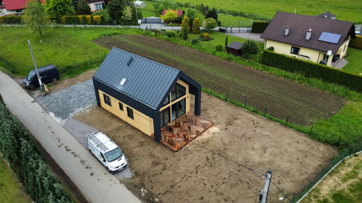 Maison modulaire clé en main Ekodom 110, grand vitrage, vue sur la région, construction.