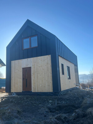 Modulares Ekodom 50, Fachwerkkonstruktion, Blech- und Holzfassade, Bergblick.