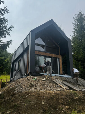 Ekodom 50 modulaire : façade avant, grande vitrage, finition bois.