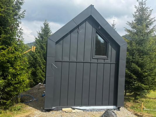 Maison moderne à ossature bois Ekodom 50 ; façade en tôle à joint debout noire, Kamesznica.