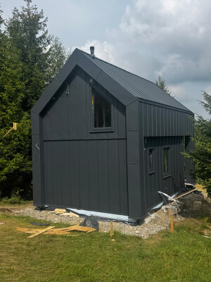 Construction maison à ossature bois à Kamesznica ; vue latérale façade métallique.