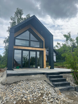 Front domu szkieletowego Ekodom 50; duże przeszklenia; nowoczesna stodoła.