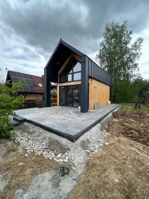 Ujęcie boczne domu szkieletowego; kontrastowa elewacja; budowa tarasu; Żywiec.