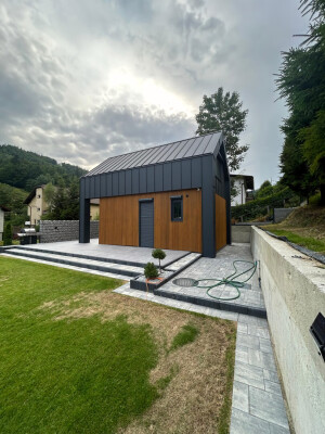 Dom szkieletowy w Szczyrku; energooszczędna nowoczesna stodoła z drewnianą elewacją.