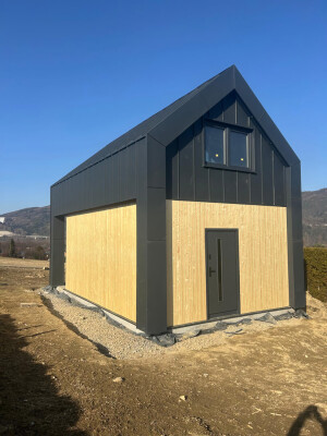 Rückseite des Ekodom 50 Hauses (Holzrahmen) im Bau. Fassade aus Brett und Blech.