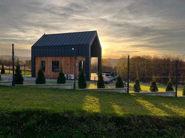 Modernes Holzrahmenhaus in Lanckorona: Duo Romb Lärchenfassade und Bau in 3 Monaten
