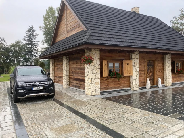 Realizacja domu całorocznego z bala modrzewiowego w Harmeze: styl góralski w 4 miesiące